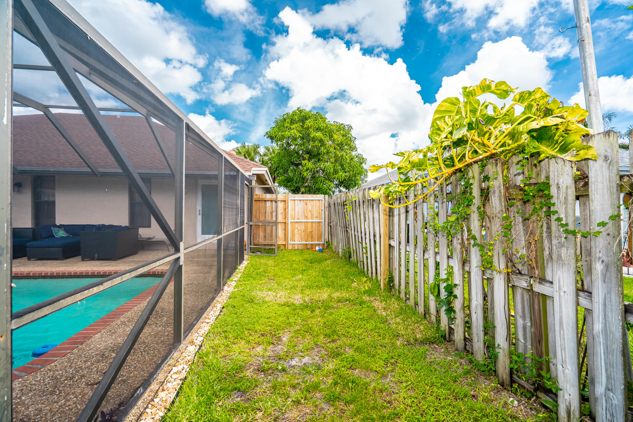 10134 182nd Lane South Boca Raton, FL 33498 - Photo 34 of 36 Side Yard