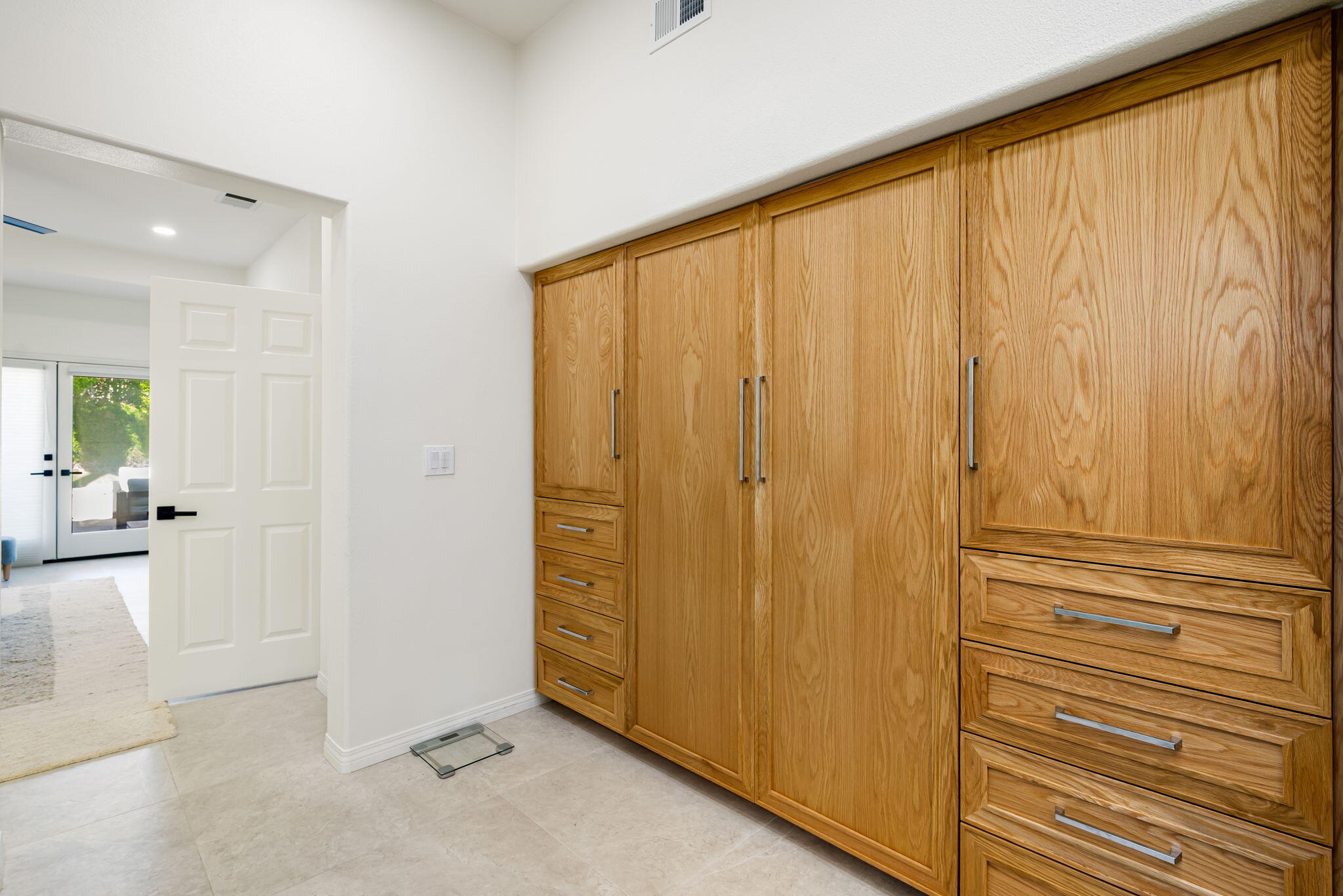 8 Park Mirage Lane Rancho Mirage, CA 92270 - Photo 44 of 51 a view of a livingroom with wooden floor