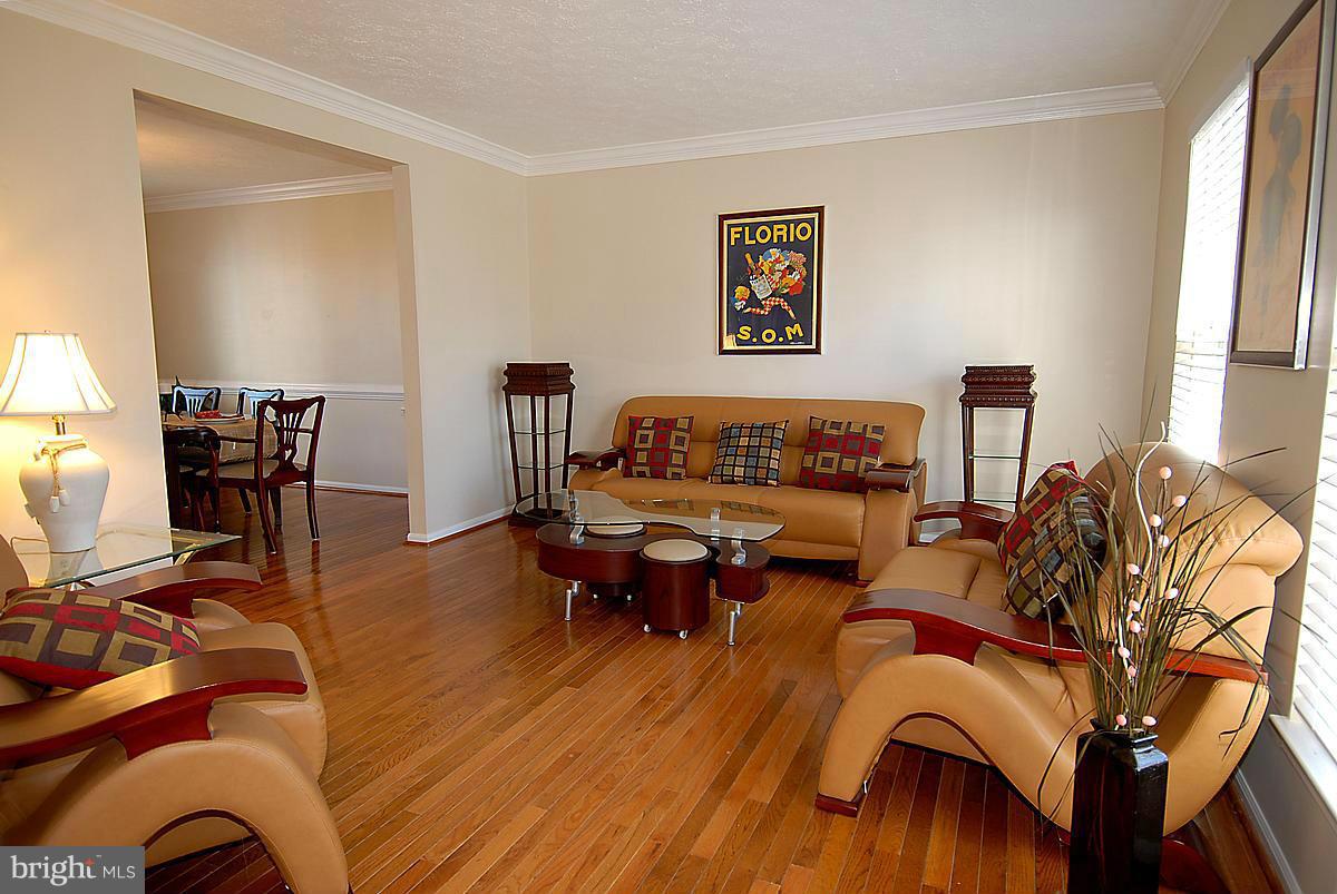 7609 Croydon Place Manassas, VA 20109 - Photo 4 of 30 Living Room