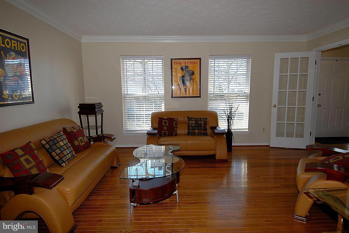 7609 Croydon Place Manassas, VA 20109 - Photo 6 of 30 Living Room