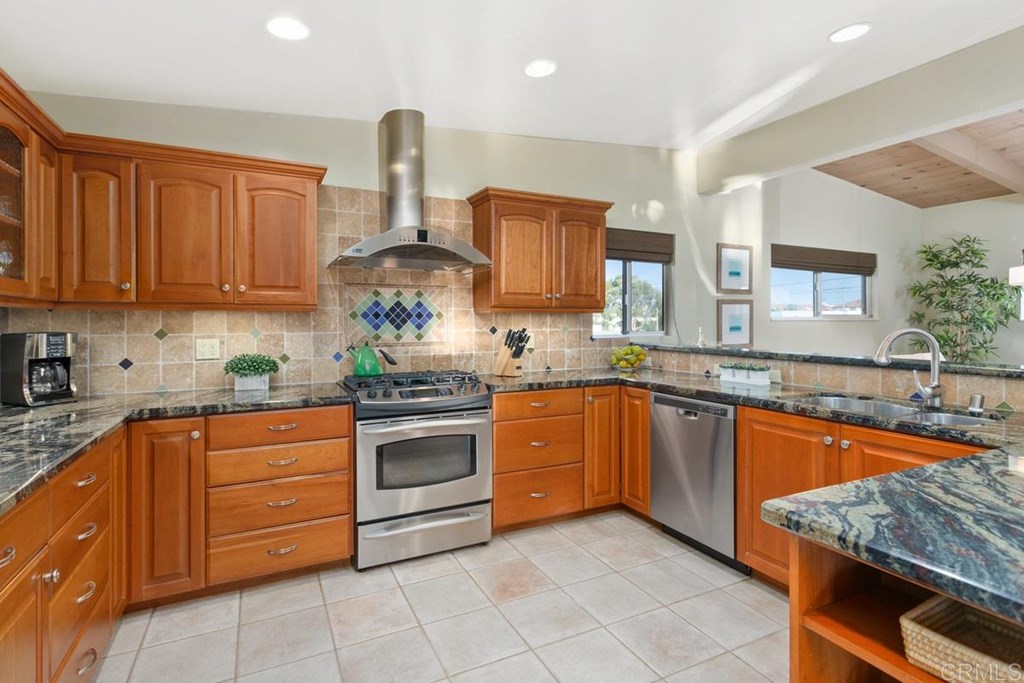 240 Pacific Avenue Carlsbad, CA 92008 - Photo 7 of 27