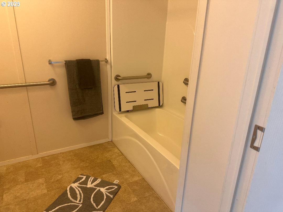 5000 Northeast Stephens Street, Unit 39 Roseburg, OR 97470 - Photo 6 of 9 a bathroom with a tub