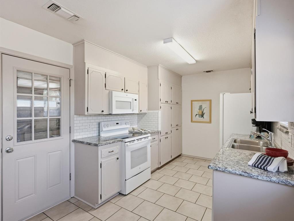 1105 Springdale Road Bedford, TX 76021 - Photo 16 of 40