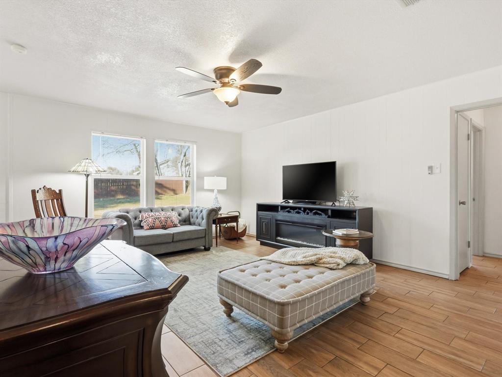 1105 Springdale Road Bedford, TX 76021 - Photo 6 of 40