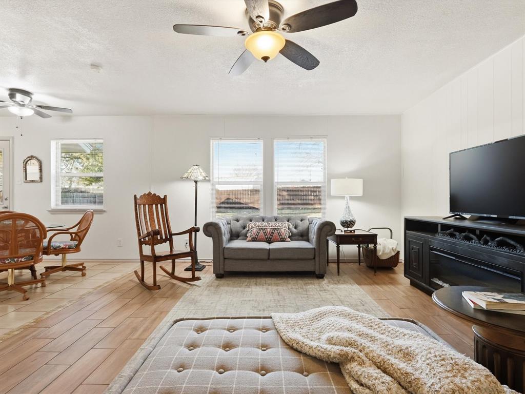 1105 Springdale Road Bedford, TX 76021 - Photo 7 of 40