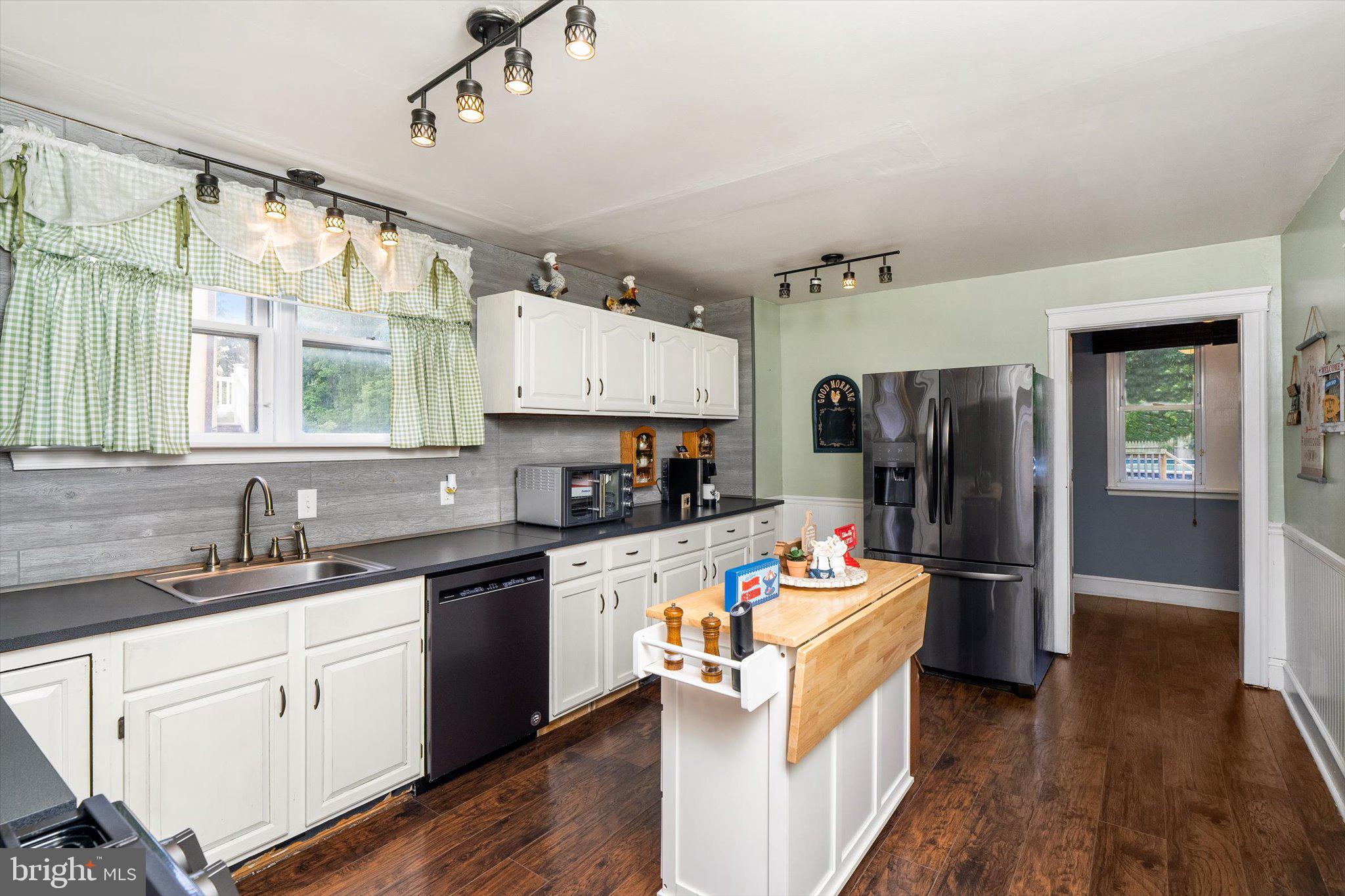 32 Lincoln Avenue Clementon, NJ 08021 - Photo 11 of 32 Charming kitchen with modern touches.