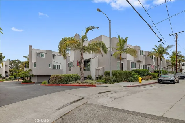 a group of cars parked in front of a building