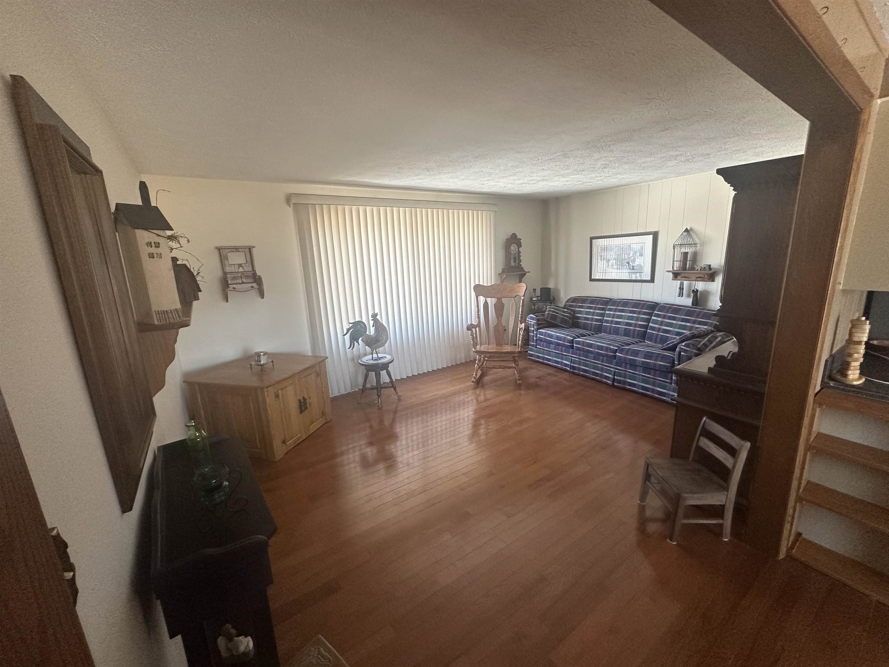 7232 Ralph Road Rockford, IL 61109 - Photo 4 of 20 a living room with furniture and a window