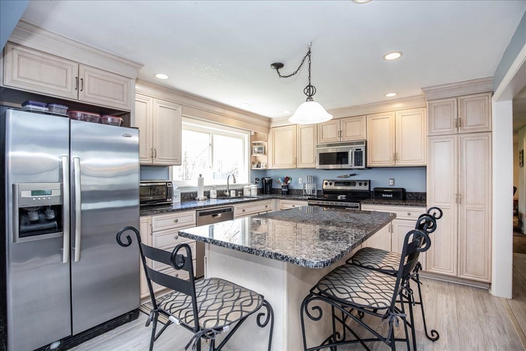 33 Coolidge Road Danvers, MA 01923 - Photo 3 of 28 Gallery Image 3