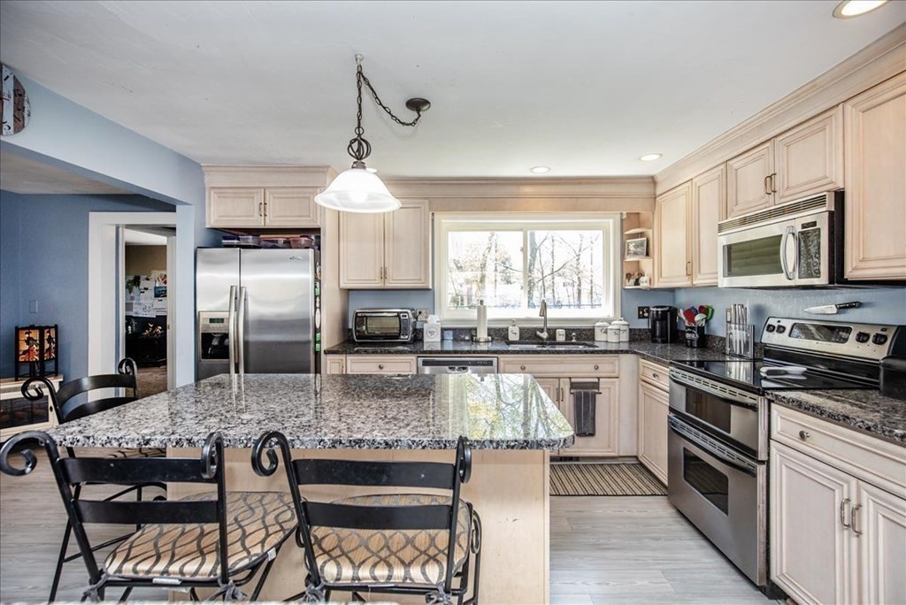 33 Coolidge Road Danvers, MA 01923 - Photo 4 of 28 Gallery Image 4
