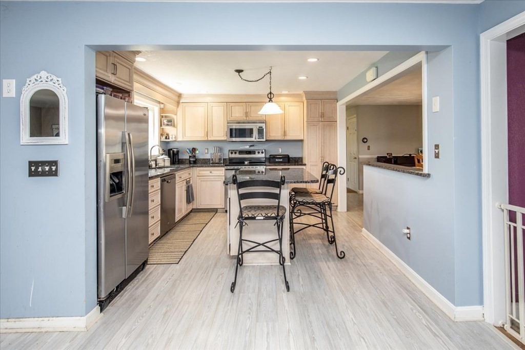33 Coolidge Road Danvers, MA 01923 - Photo 5 of 28 Gallery Image 5