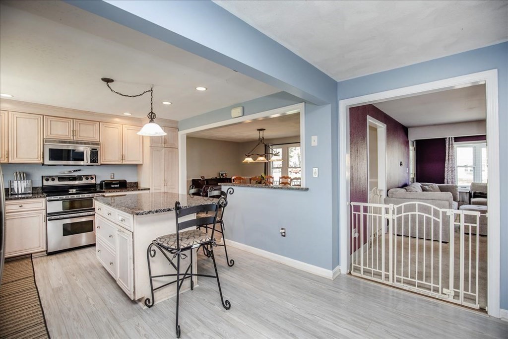 33 Coolidge Road Danvers, MA 01923 - Photo 6 of 28 Gallery Image 6
