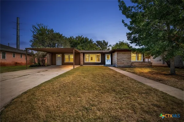 $250,000 | 121 Hillcrest Drive, Luling, TX 78648