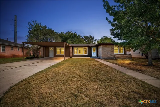 $250,000 | 121 Hillcrest Drive, Luling, TX 78648