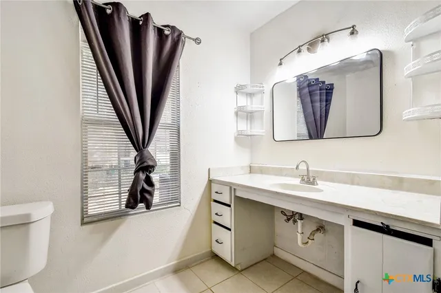 $250,000 | 121 Hillcrest Drive, Luling, TX 78648