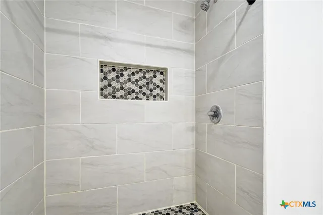 $250,000 | 121 Hillcrest Drive, Luling, TX 78648