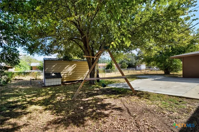 $250,000 | 121 Hillcrest Drive, Luling, TX 78648