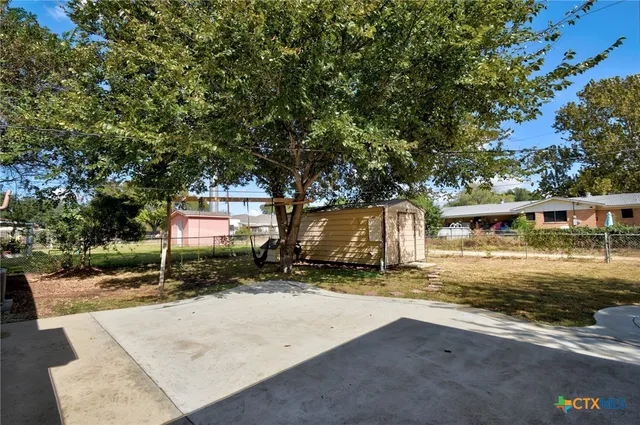 $250,000 | 121 Hillcrest Drive, Luling, TX 78648