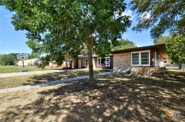 $250,000 | 121 Hillcrest Drive, Luling, TX 78648