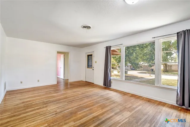 $250,000 | 121 Hillcrest Drive, Luling, TX 78648