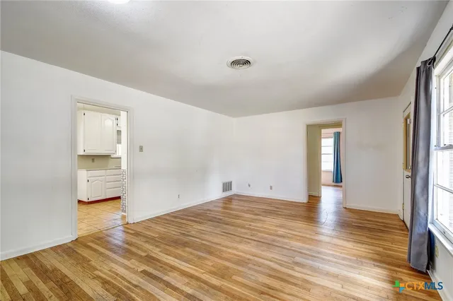 $250,000 | 121 Hillcrest Drive, Luling, TX 78648