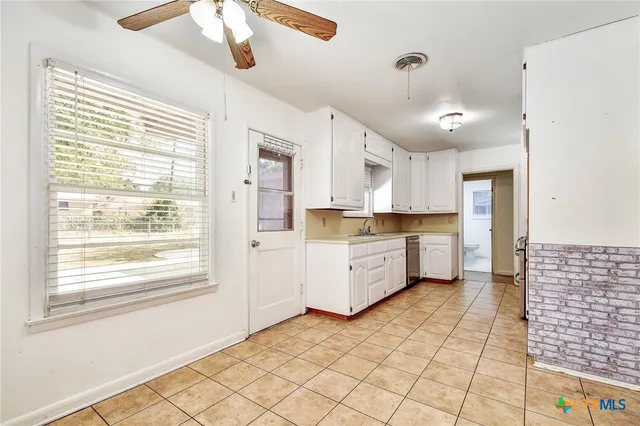 $250,000 | 121 Hillcrest Drive, Luling, TX 78648