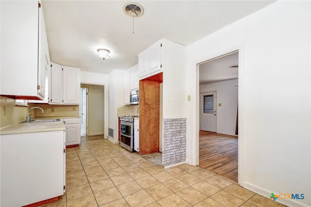 $250,000 | 121 Hillcrest Drive, Luling, TX 78648