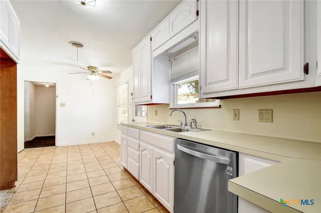 $250,000 | 121 Hillcrest Drive, Luling, TX 78648