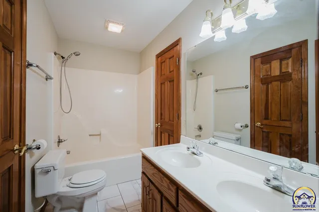 $414,900 | 3807 Southwest Trevino Court, Topeka, KS 66610