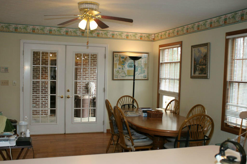 1139 Offutt Road Clinton, TN 37716 - Photo 22 of 38 Open dining/kitchen with breakfast Bar