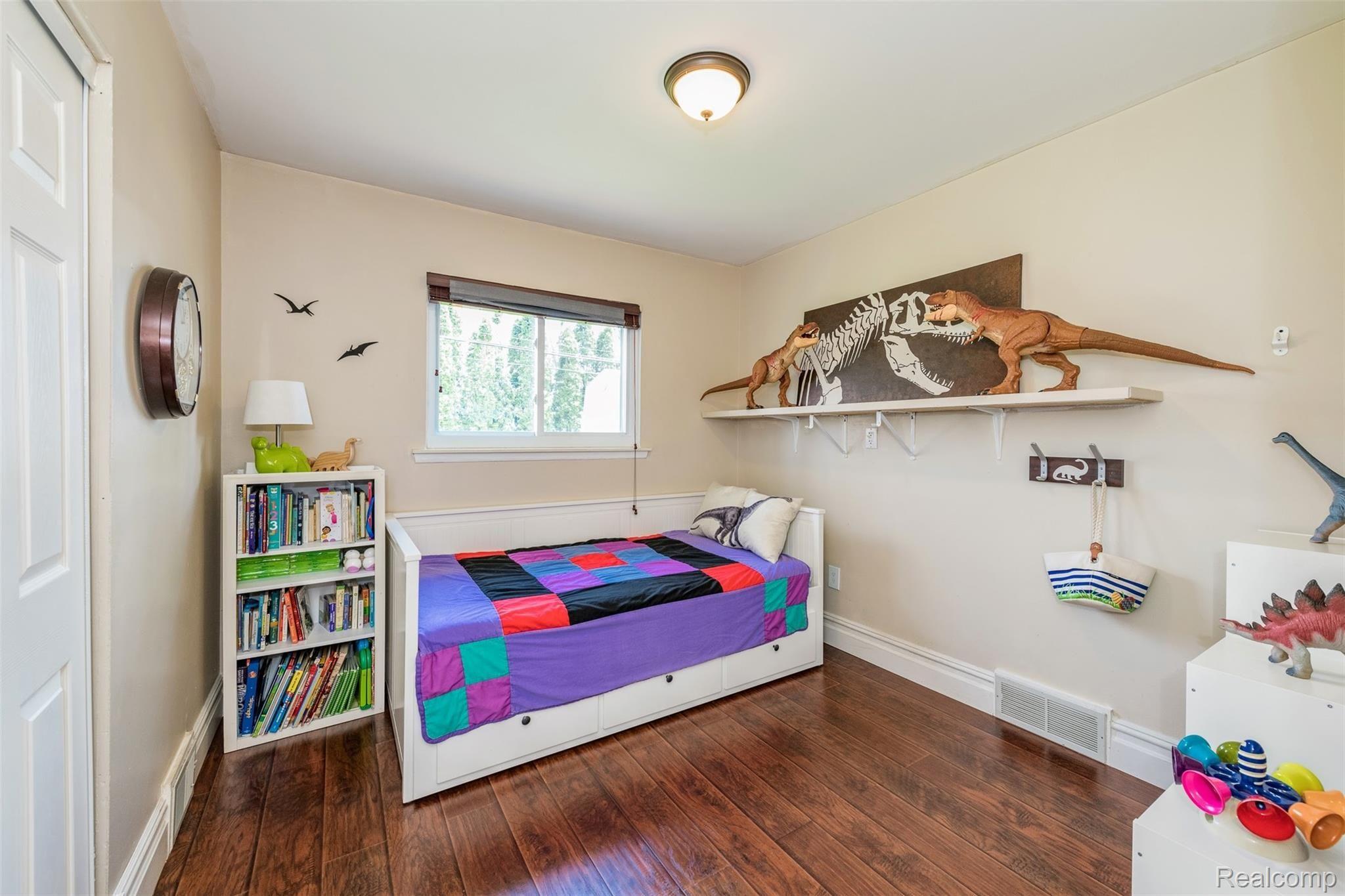 23434 Meadowbrook Road Novi, MI 48375 - Photo 20 of 29 Another great bedroom with new floors and baseboards