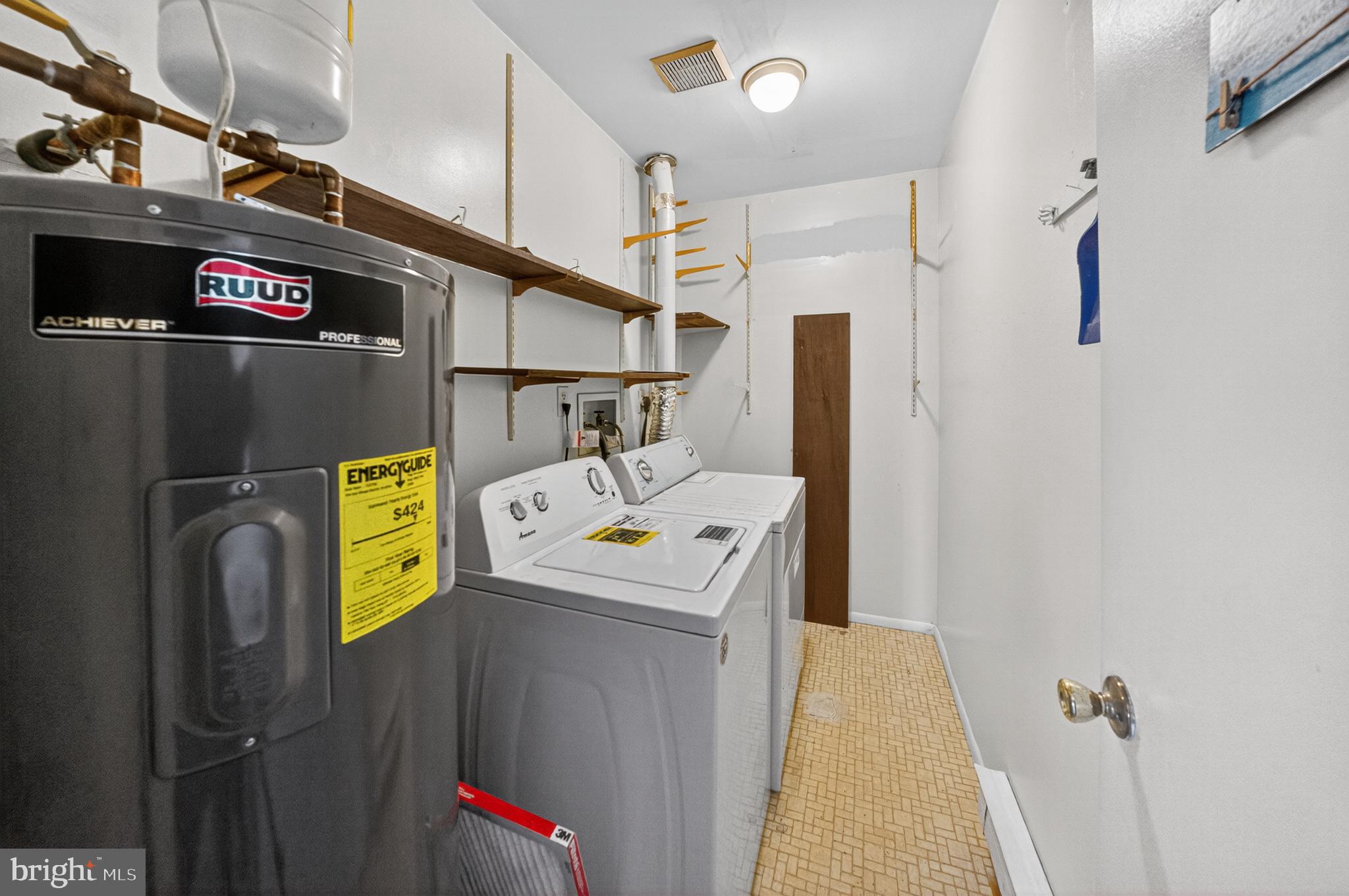 7043 Basswood Road Frederick, MD 21703 - Photo 20 of 34 a utility room with dryer and washer