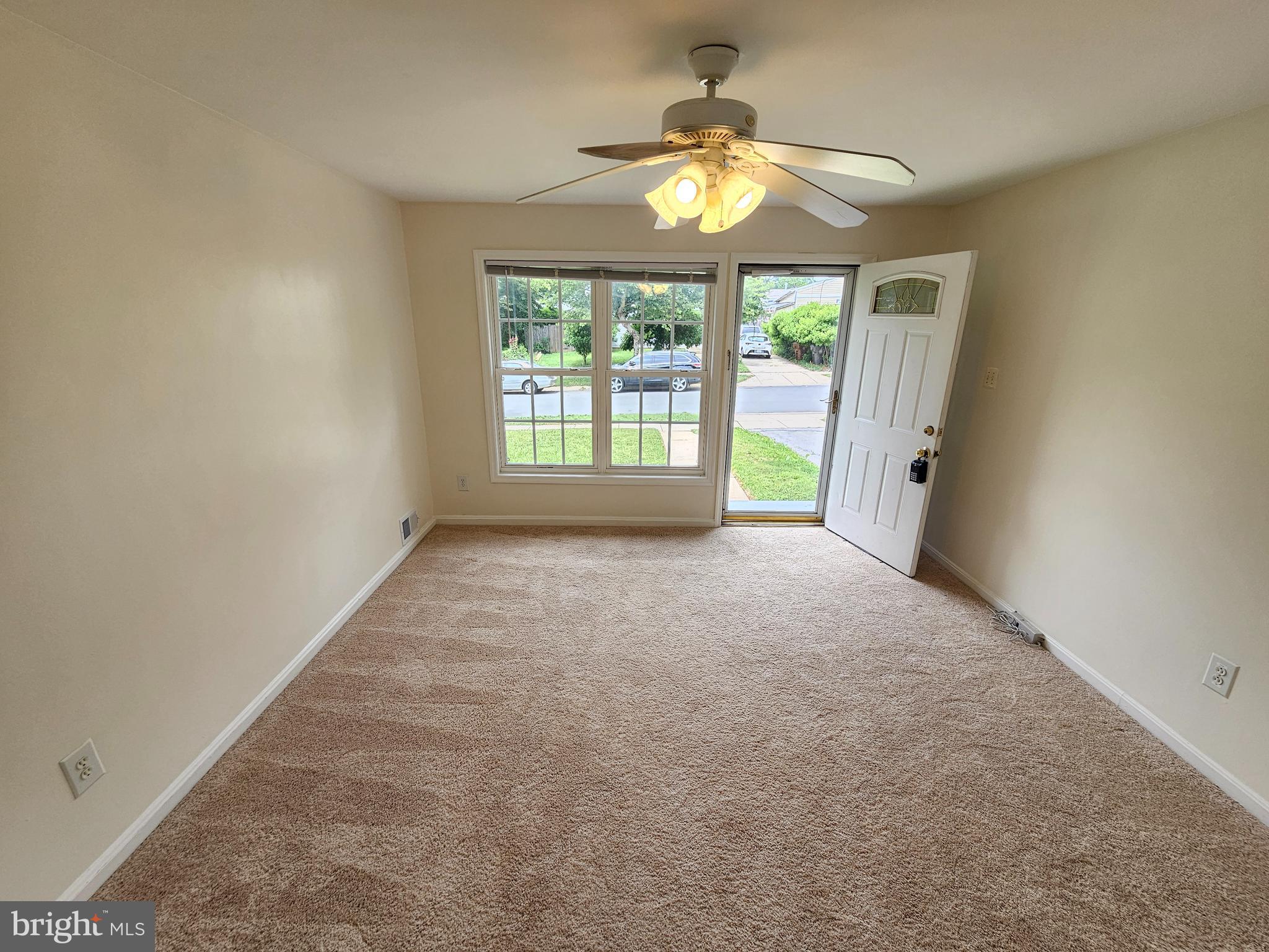 603 Pinewood Road Rockville, MD 20850 - Photo 7 of 32 Living /Dining Room