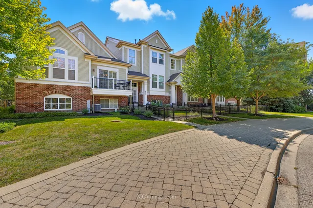 $434,900 | 695 Station Boulevard, Aurora, IL 60504