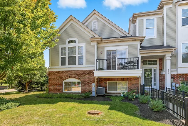 $434,900 | 695 Station Boulevard, Aurora, IL 60504