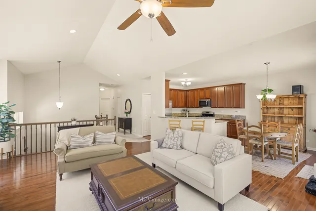 $434,900 | 695 Station Boulevard, Aurora, IL 60504