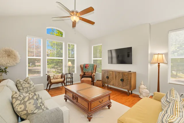 $434,900 | 695 Station Boulevard, Aurora, IL 60504