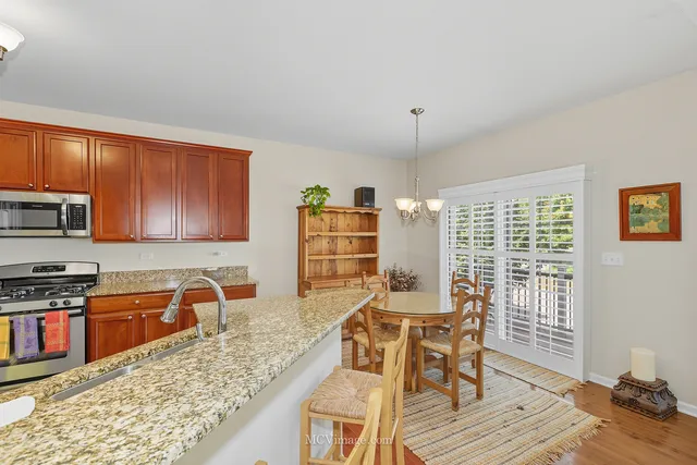 $434,900 | 695 Station Boulevard, Aurora, IL 60504