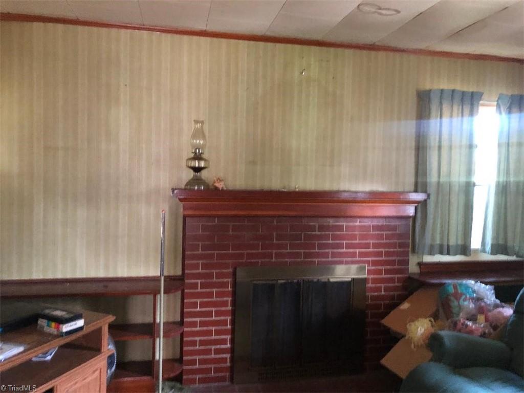1420 North Franklin Road Mount Airy, NC 27030 - Photo 12 of 19 Living Room