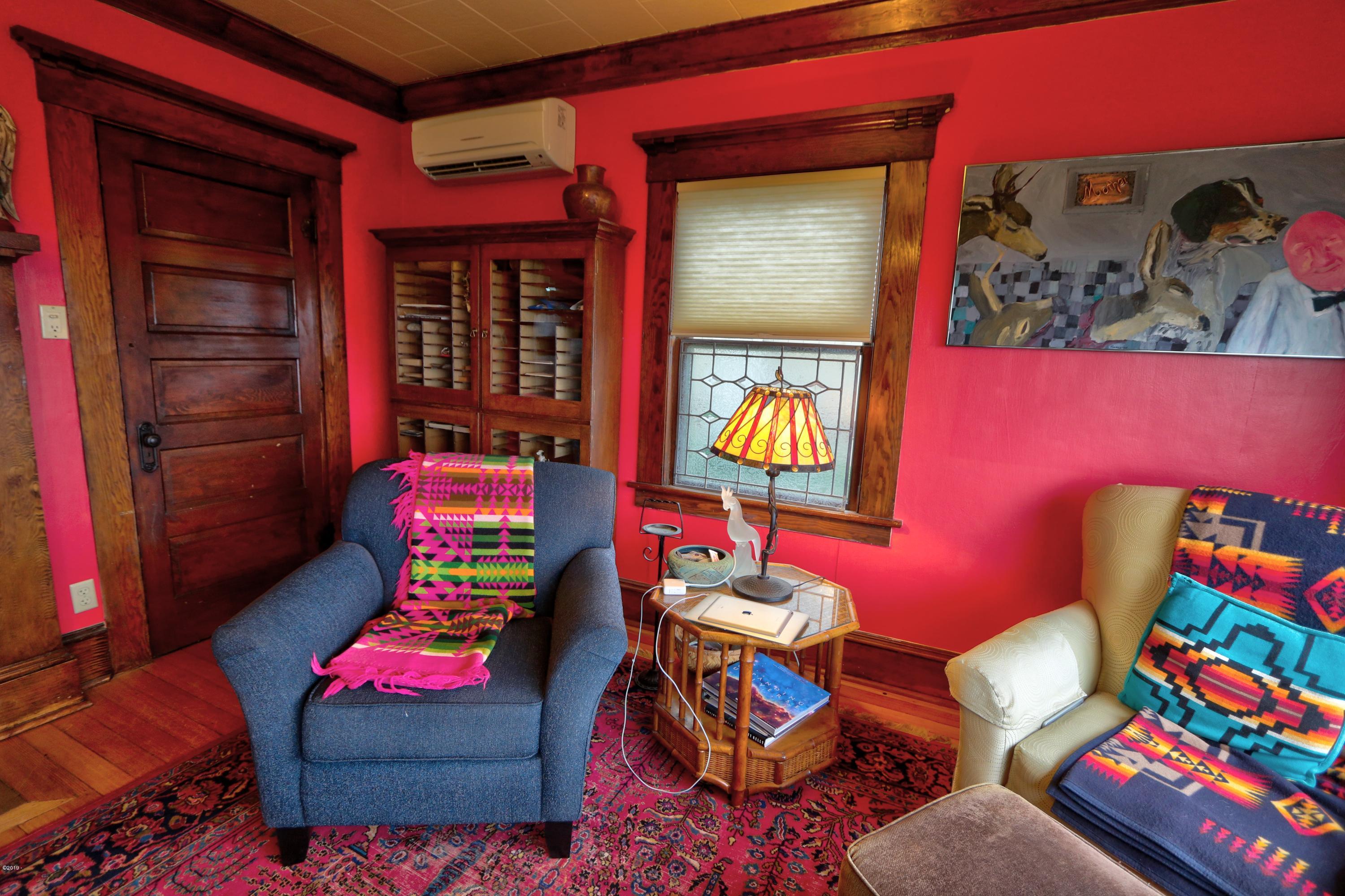 19 Southwest Hurbert Street Newport, OR 97365 - Photo 8 of 51 Living Room