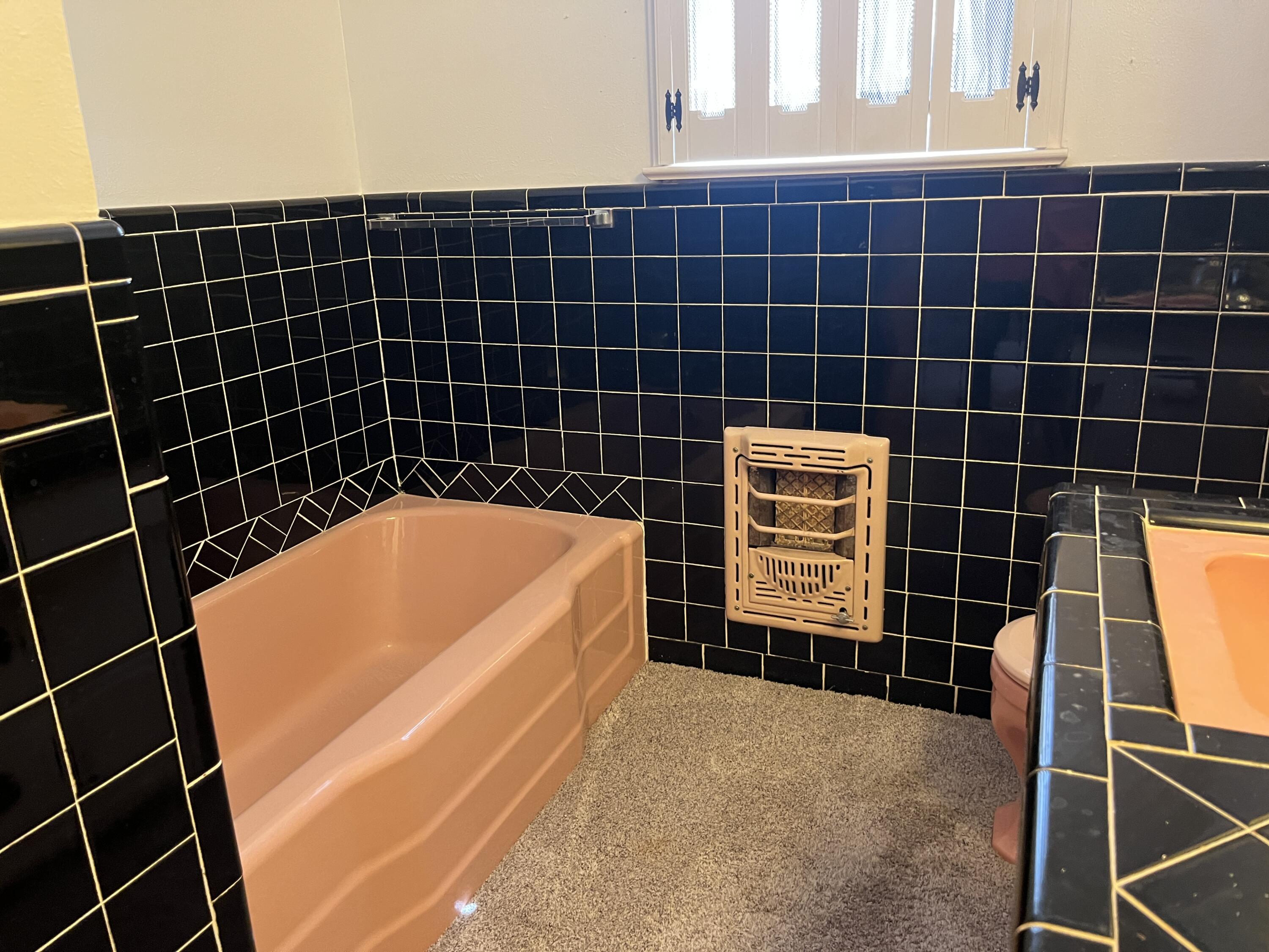 404 North 21st Street Lamesa, TX 79331 - Photo 20 of 30 a bathroom with a bathtub and a window
