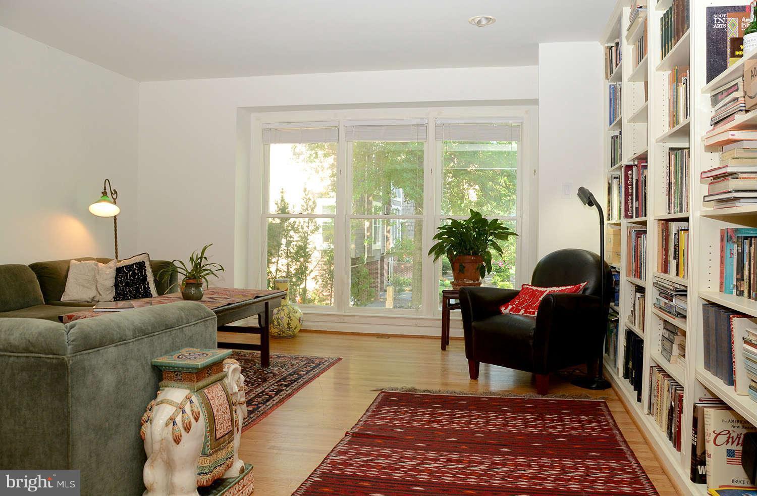 1625 Apricot Court Reston, VA 20190 - Photo 5 of 30 Living Room