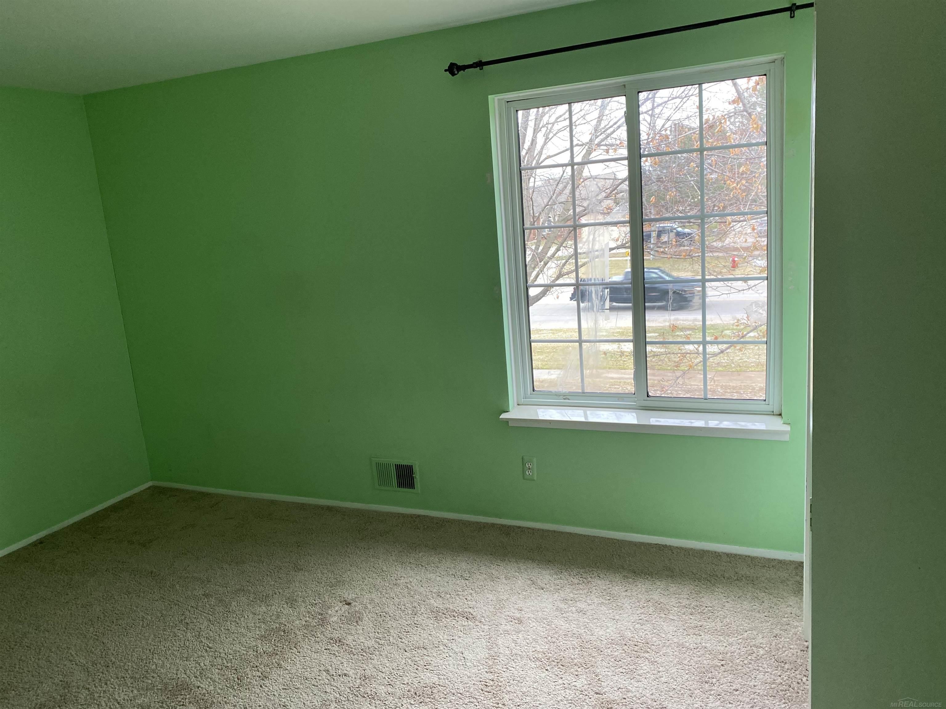 12066 Ina Sterling Heights, MI 48312 - Photo 7 of 13 50098013-6.JPG