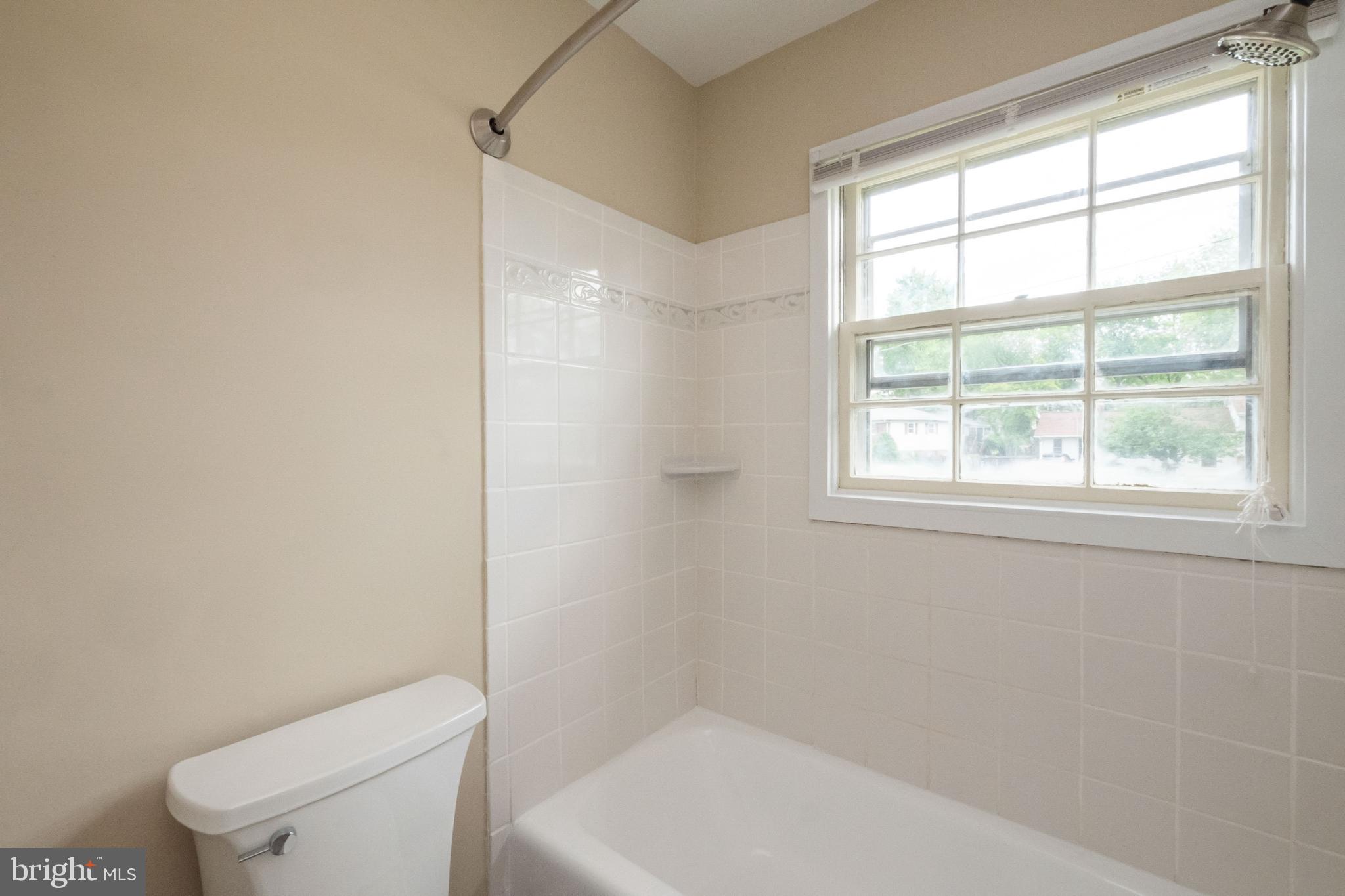 7802 Hayfield Road Alexandria, VA 22315 - Photo 15 of 34 Master Tub
