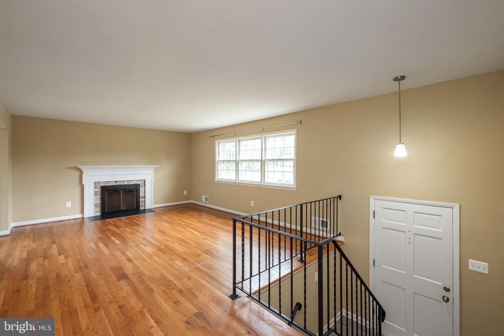 Spacious Lv Rm w/ FP