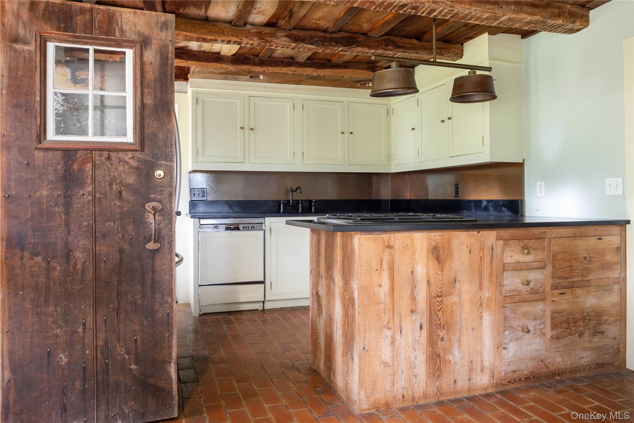 750 Reeve Avenue Mattituck, NY 11952 - Photo 11 of 27 Gallery Image 11