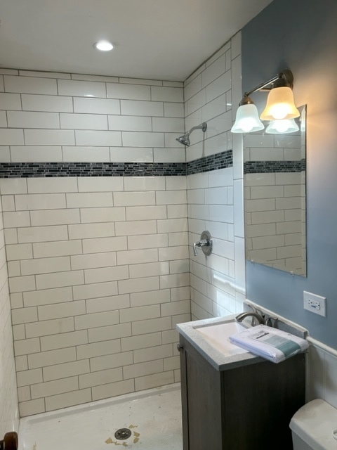 200 Flagstaff Lane Hoffman Estates, IL 60169 - Photo 17 of 19 a bathroom with a sink toilet and shower