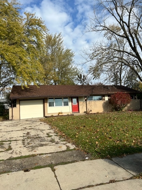 200 Flagstaff Lane Hoffman Estates, IL 60169 - Photo 10 of 19 a front view of a house with a yard