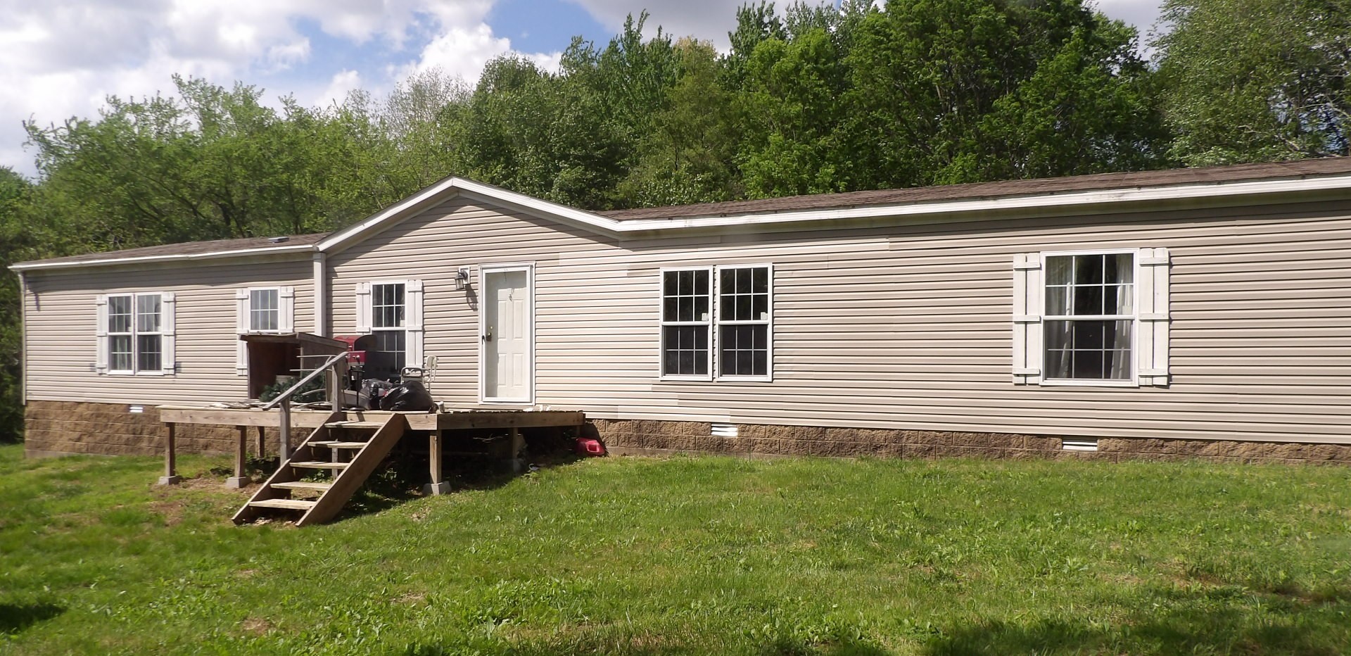 a view of a house with a backyard