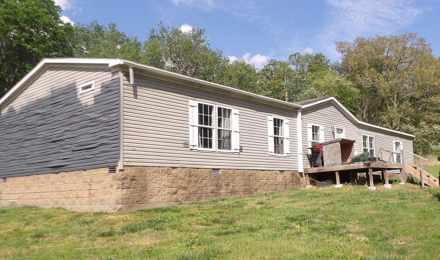 259 Three Mile Creek Road Rosiclare, IL 62982 - Photo 4 of 4 a house view with a garden space